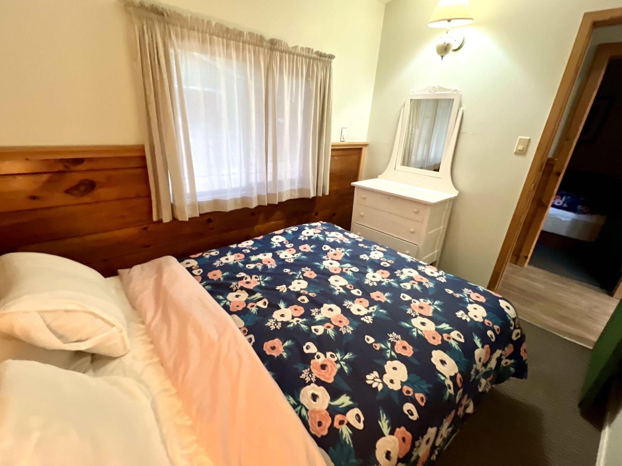 High Falls Bay Cottages, Camping & Waterpark Resort
