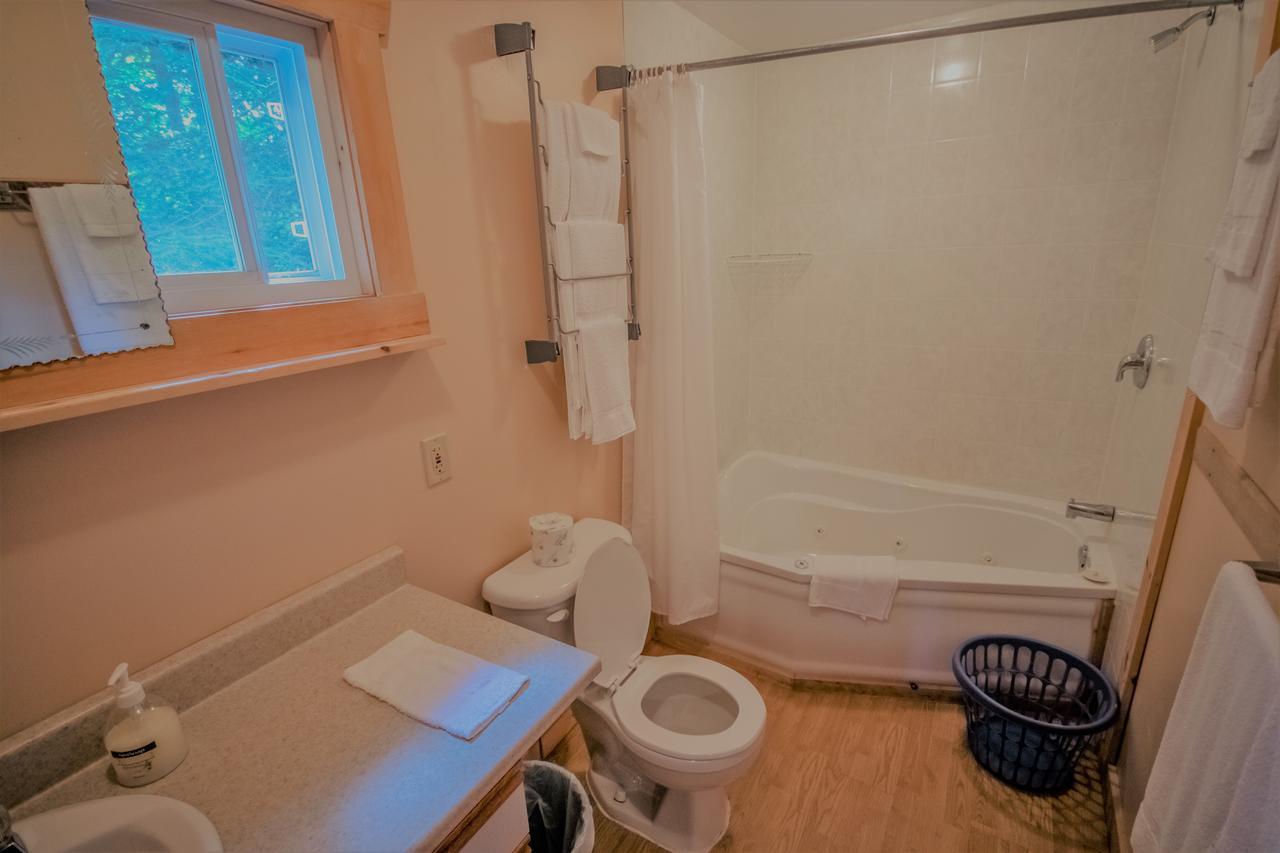 High Falls Bay Cottages, Camping & Waterpark 2* Bracebridge