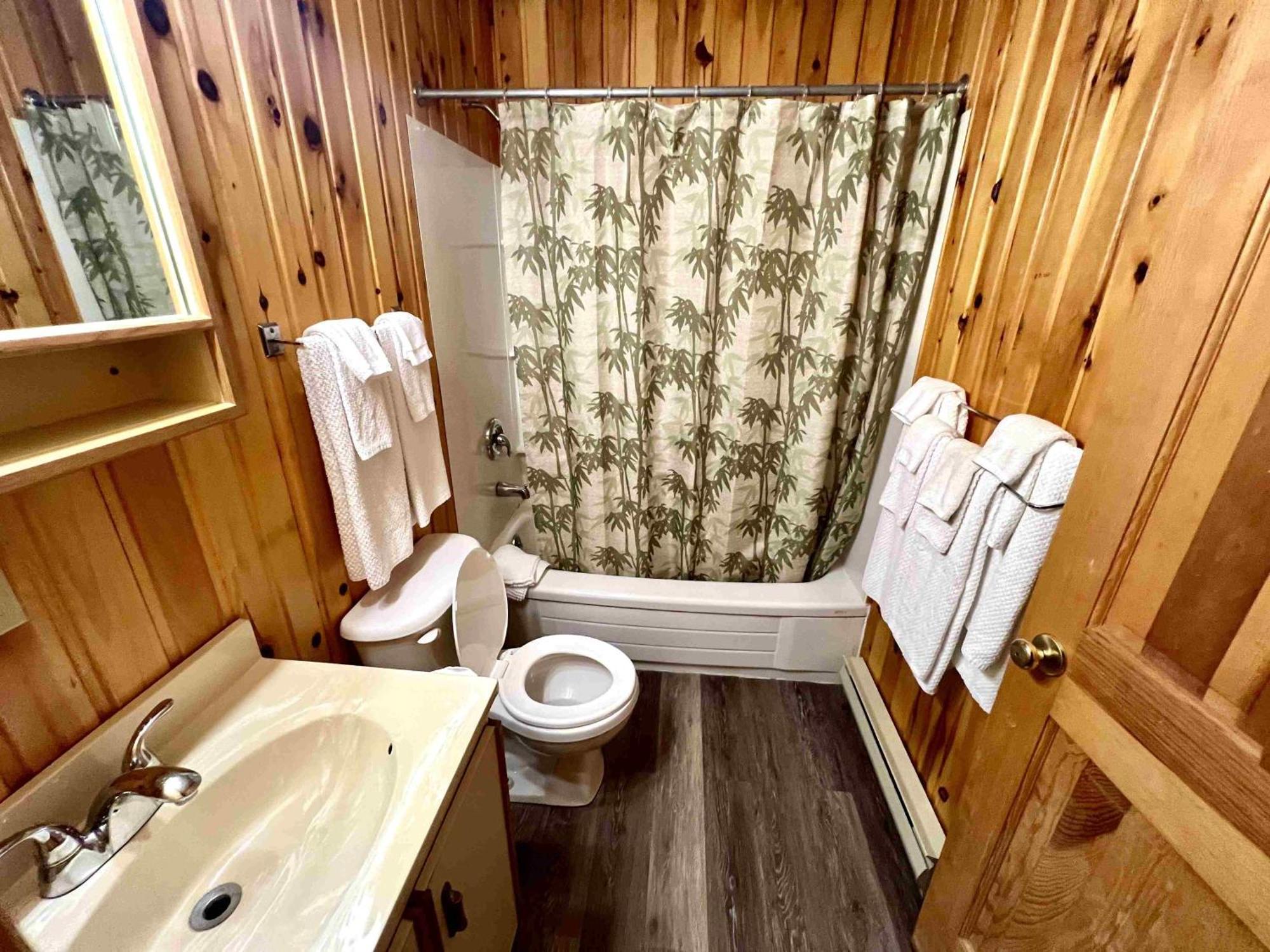 High Falls Bay Cottages, Camping & Waterpark Resort 2*