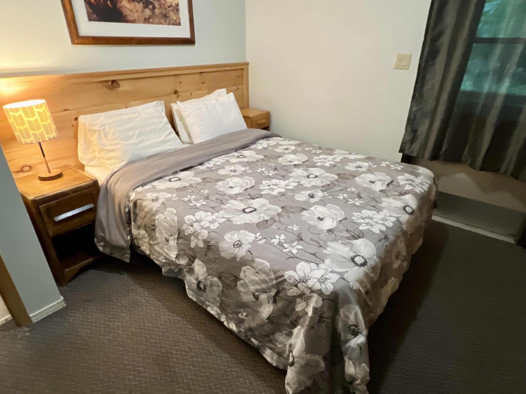High Falls Bay Cottages, Camping & Waterpark 2*