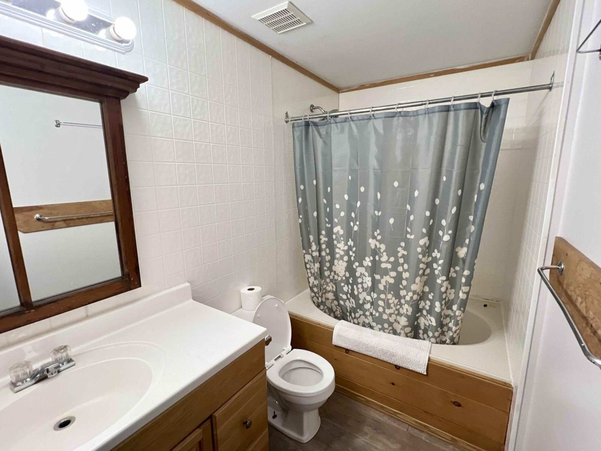 High Falls Bay Cottages, Camping & Waterpark Resort