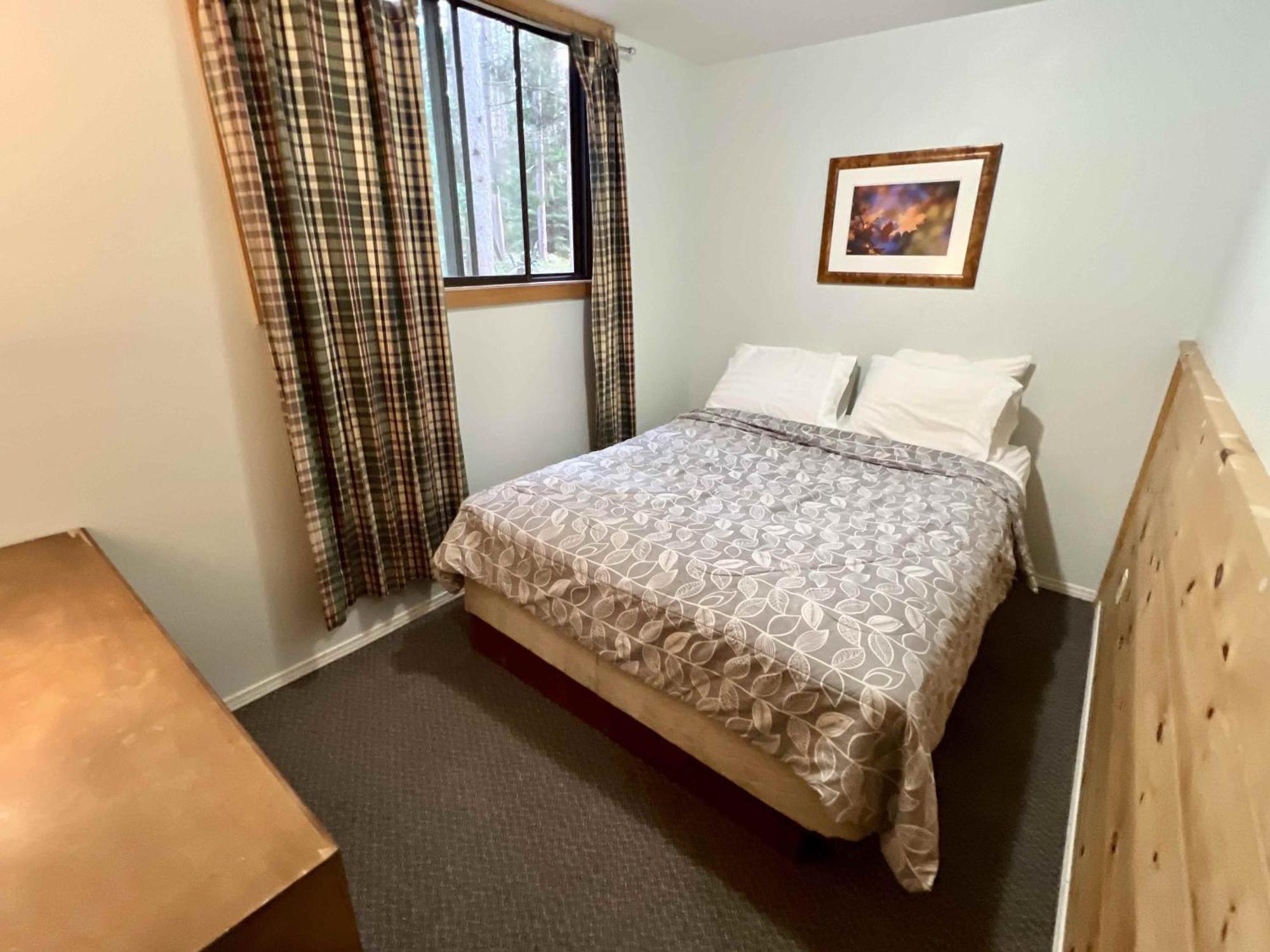 High Falls Bay Cottages, Camping & Waterpark Resort 2*