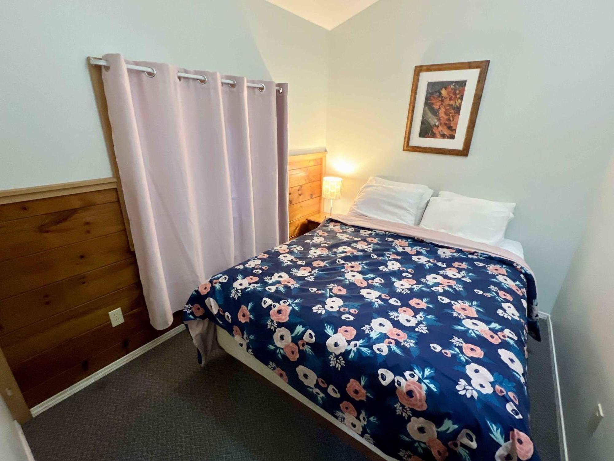 High Falls Bay Cottages, Camping & Waterpark 2*