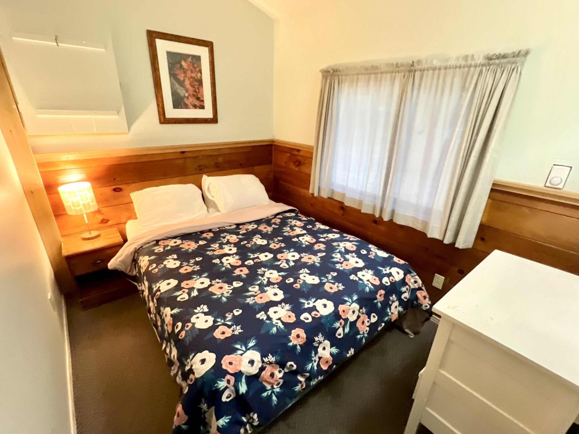 High Falls Bay Cottages, Camping & Waterpark 2* Bracebridge