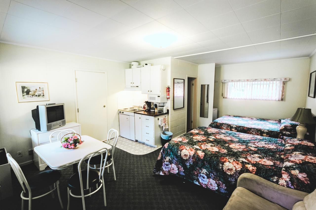 High Falls Bay Cottages, Camping & Waterpark Resort 2*
