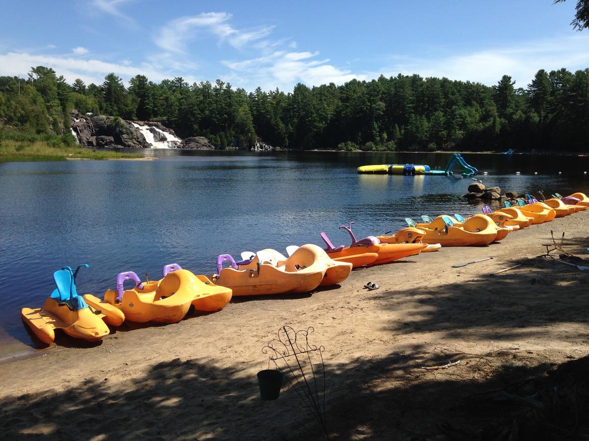 High Falls Bay Cottages, Camping & Waterpark Resort
