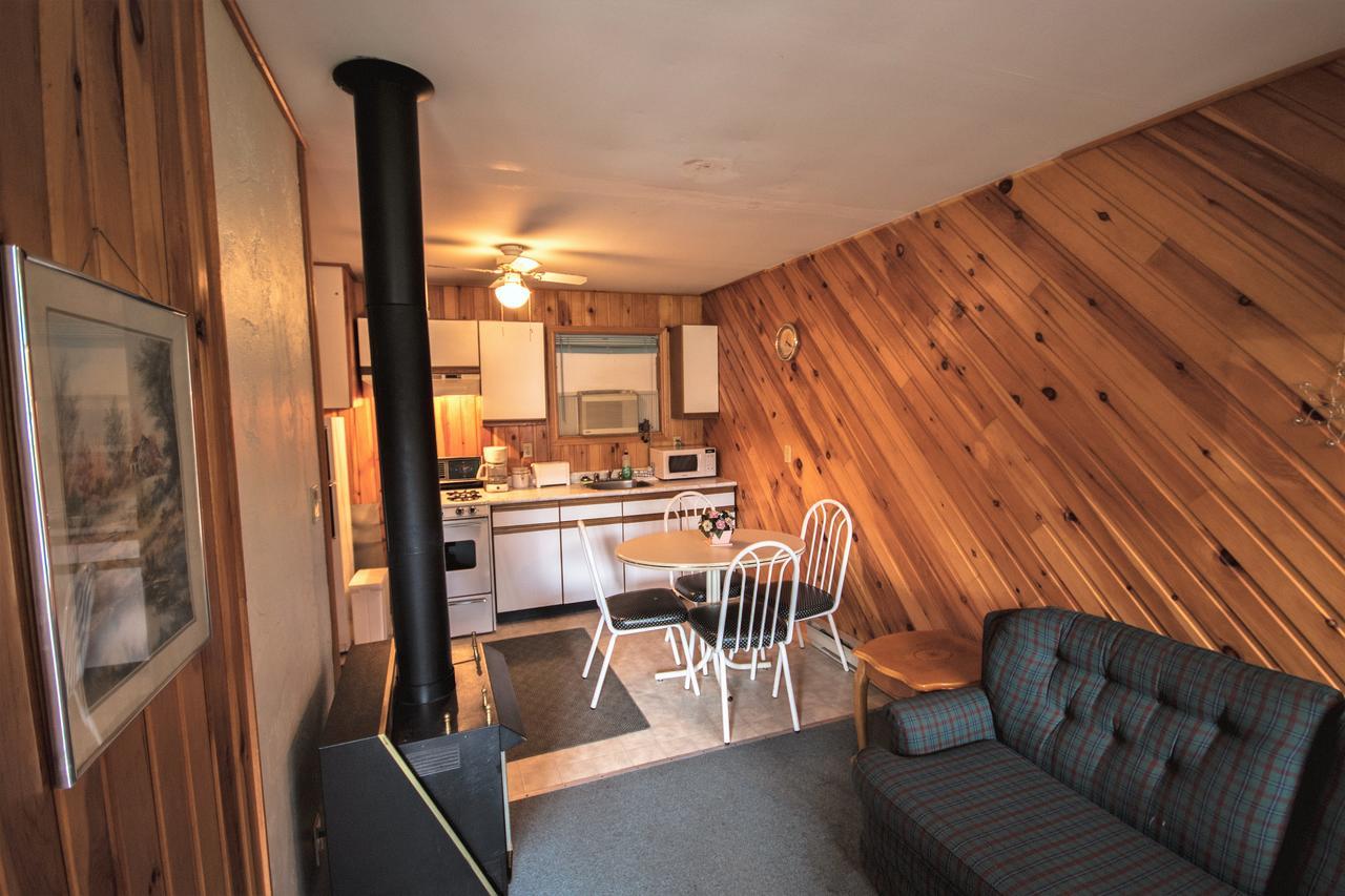 High Falls Bay Cottages, Camping & Waterpark 2*