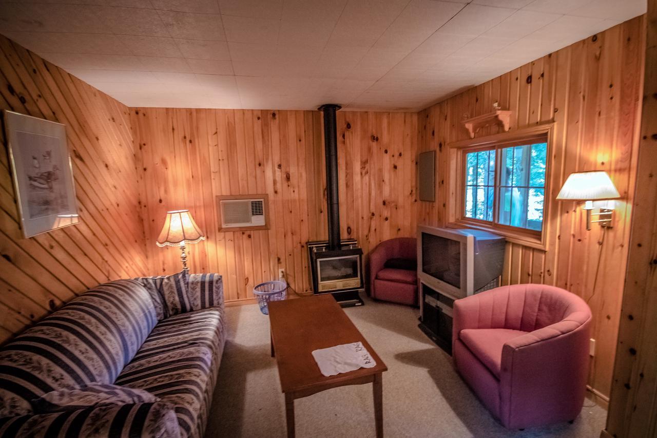 High Falls Bay Cottages, Camping & Waterpark 2* Bracebridge