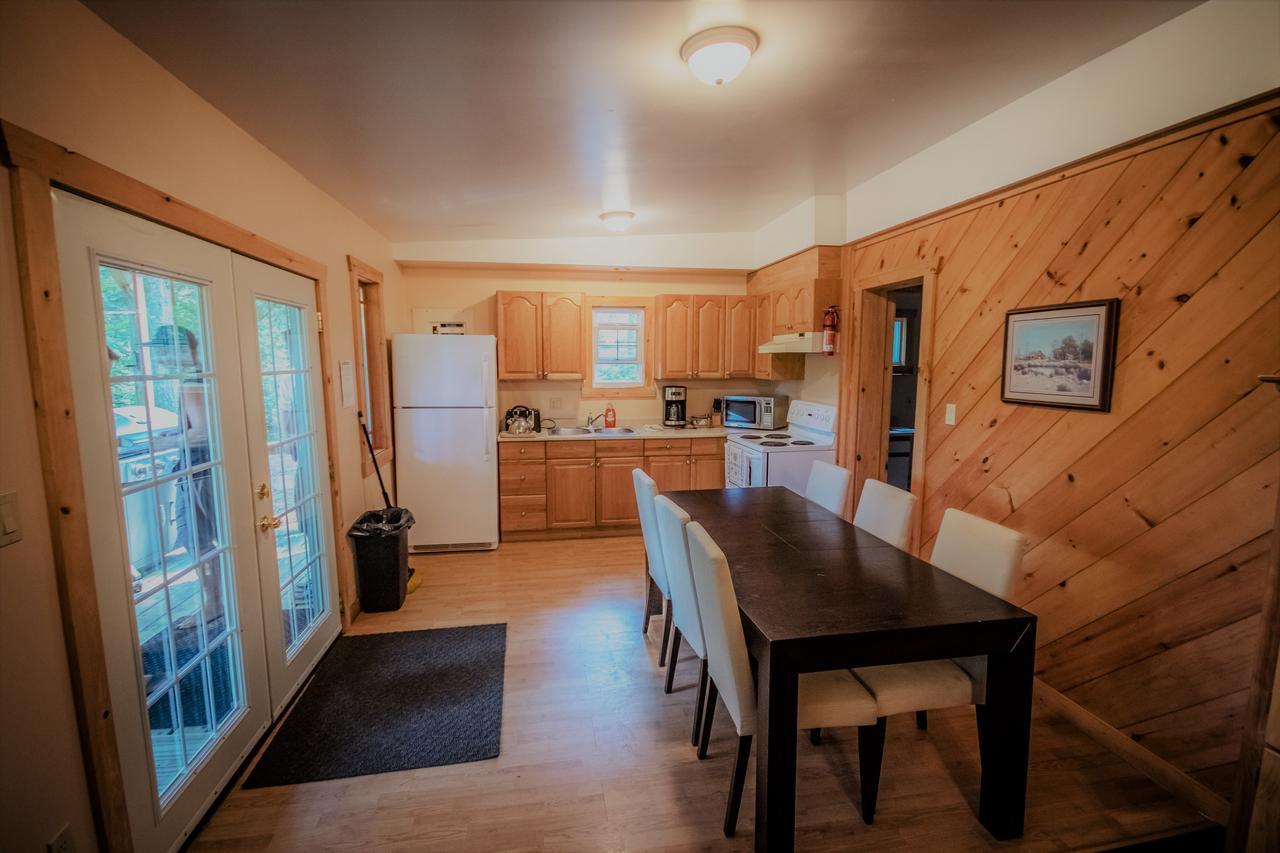 High Falls Bay Cottages, Camping & Waterpark 2*