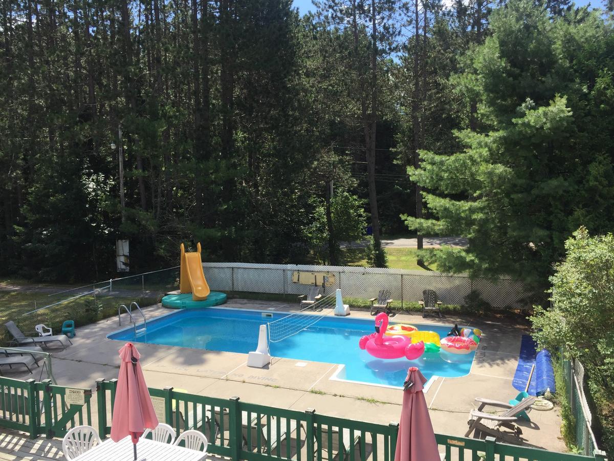 High Falls Bay Cottages, Camping & Waterpark 2* Bracebridge